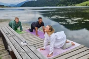 Lola teilt mit Gisa und Cossu ihre Morgenroutine: Yoga stehen auf dem Programm.