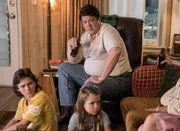 Sind mehr als erstaunt, als Sheldon sich in das Thema Football einmischt: Georgie (Montana Jordan, l.), George (Lance Barber, M.) und Missy (Raegan Revord, r.) ...