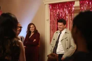 Temperance Brennan (Emily Deschanel, l.); Seeley Booth (David Boreanaz, r.) Temperance Brennan (Emily Deschanel, l.); Seeley Booth (David Boreanaz, r.)