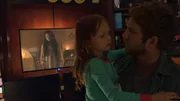 Noch wissen Ryan (Chris J. Murray, r.) und seine Tochter Leila (Ivy George, M.) nicht, dass sie schon bald Opfer des D&auml;mons werden, der einst Katie (Chloe Csengery, l.) und ihre Schwester befallen hat ...