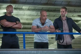 Finden wieder zusammen, um den &Uuml;berfall auf einen Milit&auml;r-Konvoi zu verhindern: Hobbs (Dwayne Johnson, l.), Dom (Vin Diesel, M.) und Brian (Paul Walker, r.) ...