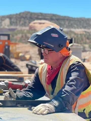 L-R: Freddy Dodge sieht Trever Morrill in der Waschanlage an.