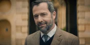 Imogens einstiger Mentor Sir Michael Althorp (James Purefoy) tritt auf seinem Anwesen in England zun&auml;chst als gro&szlig;z&uuml;giger Gastgeber auf.