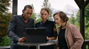 Ein &Uuml;berwachungsvideo bringt Bewegung in die Ermittlungen, als Jerry Paulsen (Peter Marton, l.) und Sophia Strasser (Katharina Leonore Goebel, r.) gemeinsam mit einer Kollegin den Bildschirm studieren.
