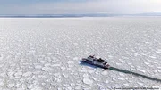 Das Treibeis des Ochotskischen Meers. Bei einer Eisbrecher-Tour kann man das Naturphänomen aus nächster Nähe beobachten. Das Treibeis des Ochotskischen Meers. Bei einer Eisbrecher-Tour kann man das Naturphänomen aus nächster Nähe beobachten.