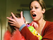 Oh, mein Gott! Regan Hanson (Alexie Gilmore) entdeckt, dass in der Wohnung ihrer Nachbarin zwei Leichen liegen. Oh, mein Gott! Regan Hanson (Alexie Gilmore) entdeckt, dass in der Wohnung ihrer Nachbarin zwei Leichen liegen.