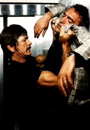 NDR Fernsehen KALTER SCHWEI&szlig;, "De La Part Des Copains", am Sonntag (03.05.15) um 00:05 Uhr. Joe Martin (Charles Bronson, li.) muss den Gangster Fausto (Luigi Pistilli) beseitigen.