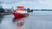 Ein Feuerwehrboot mit speziellen Schläuchen wird vor Ort eingesetzt. Ein Feuerwehrboot mit speziellen Schläuchen wird vor Ort eingesetzt.