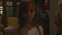Um zu ergr&uuml;nden, was hinter den mysteri&ouml;sen Ereignissen steckt, stellen Leilas (Ivy George) Eltern im ganzen Haus Kameras auf. Doch was sie mit denen aufzeichnen, stellt ihnen die Haare auf ...