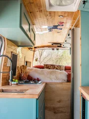 Musiker Greg will sich f&uuml;r seinen kreativen K&uuml;nstler-Lifestyle einen voll ausgestatteten Tourbus bauen lassen, mit dem er von Gig zu Gig jetten kann.