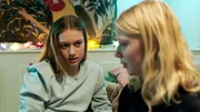 Tara (Maya Ystenes, l.) und Sanne (Tilde Ender S&oslash;vik) sind beste Freundinnen. Doch seit Tara mit Daniel geht - f&uuml;r den Sanne heimlich auch schw&auml;rmt - ger&auml;t ihre Freundschaft ist in Schieflage.