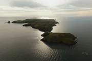 Vor der K&uuml;ste von Pembrokeshire liegt Skomer Island. Die Insel ist ein Vogelschutzgebiet, in dem Trottellummen, Tordalke, Kormorane, Heringsm&ouml;wen und viele andere Seev&ouml;gel nisten.