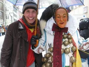 Willi mit einem "Narro", einer Hauptfigur w&auml;hrend der Villinger Fastnachtszeit. Unter ihren Masken verborgen, sagen sie den Menschen ihre Meinung.