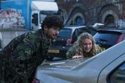 Kash (Bilal Hasna) und Carrie (Sofia Oxenham) k&auml;mpfen verzweifelt darum, ihre Freundin Jen aus dem Kofferraum zu befreien.