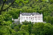 Au&szlig;enaufnahme vom Schloss Tratzberg zwischen Jenbach und Schwaz im Inntal