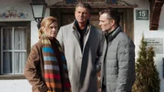 Marisa Taubinger (Leslie Malton, l.) k&auml;mpft mit einer massiven Muskelschw&auml;che. W&auml;hrend Dr. Martin Gruber (Hans Sigl, M.) auf der Suche nach der Ursache ist, macht sich Andreas Unger (Jakob Seeb&ouml;ck, r.) gro&szlig;e Sorgen um seine Ex-Freundin.