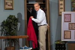 Fred Rogers (Tom Hanks)