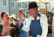 Mit seiner unfreundlichen Art vertreibt Fred (Peter Sattmann) noch die letzte Kundin Bertha (Claudia Schlenger-Meilhamer, li.) - sehr zum Unmut seiner Gattin Henrike Sattler (Bettina Kupfer).