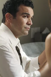 Carlos (Ricardo Antonia Chavira) ist begeistert, dass Bob kein typischer Schwuler ist, sondern auf Bier und Basketball steht. Immer &ouml;fter ist er mit ihm zusammen, wor&uuml;ber Gabrielle besorgt ist.