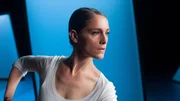 Zo&eacute; (Ariane Labed) lebt ihren Traum als &Eacute;toile der Op&eacute;ra Garnier weiter. Sie ist sehr gefragt und steht als Hauptt&auml;nzerin vieler St&uuml;cke h&auml;ufig im Rampenlicht. Doch hinter den Kulissen bahnen sich d&uuml;stere Zeiten f&uuml;r die Op&eacute;ra Garnier an.