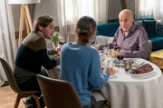 Franz (Edgar-M. Marcus, re.) fragt Jenny (Julia Obst) und Sebastian (Dominik Stricker, li.) beim Essen geschickt über die Säge aus. Franz (Edgar-M. Marcus, re.) fragt Jenny (Julia Obst) und Sebastian (Dominik Stricker, li.) beim Essen geschickt über die Säge aus.