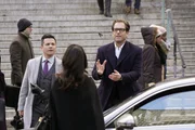 Kann Bulls (Michael Weatherly, r.) Starzeugin Sophia Dern (Cristina Rosato, vorne), ehemalige Brokerin bei Brannigan Trust, Bull und Benny (Freddy Rodriguez, l.) die entscheidenden Informationen f&uuml;r den aktuellen Fall liefern?