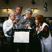 Heitere Unruhe herrscht heute beim Gesangverein "Harmonie e.V." Eberhard Wichert (Stefan Orlac) hatte sich eine feine Geschichte mit Wirtin Conny (Brigitte Mira) ausgedacht, allerdings unter 4 Augen. Ob sie nun doch etwas ausgeplaudert hat? Der Dirigent (Karl-Ulrich Meves) und Sangesbruder Alwin Barthold (Horst Pinnow) sind ganz Ohr. Heitere Unruhe herrscht heute beim Gesangverein "Harmonie e.V." Eberhard Wichert (Stefan Orlac) hatte sich eine feine Geschichte mit Wirtin Conny (Brigitte Mira) ausgedacht, allerdings unter 4 Augen. Ob sie nun doch etwas ausgeplaudert hat? Der Dirigent (Karl-Ulrich Meves) und Sangesbruder Alwin Barthold (Horst Pinnow) sind ganz Ohr.