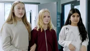 Sanne (Tilde Ender S&oslash;vik, Mitte) und Tara (Maya Ystenes, links) sind beste Freundinnen. Doch ihre Freundschaft ist in Gefahr. Auch weil sich Mitsch&uuml;lerin Michelle (Zara Ghairat) immer h&auml;ufiger mit Tara trifft.