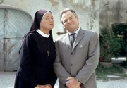 W&ouml;ller (Fritz Wepper) kann aufatmen. Schwester Lotte (Jutta Speidel) und die Nonnenschar zieht wieder ins Kloster.