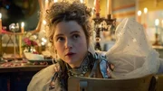 Carrie (Sofia Oxenham) macht sich für ihr Date mit Graf Charles hübsch. Sie ist von ihm sehr angetan und sucht immer wieder das Zwiegespräch mit ihm. Ihre Möglichkeit, sein Wesen anzunehmen, begeistert sie sehr. Carrie (Sofia Oxenham) macht sich für ihr Date mit Graf Charles hübsch. Sie ist von ihm sehr angetan und sucht immer wieder das Zwiegespräch mit ihm. Ihre Möglichkeit, sein Wesen anzunehmen, begeistert sie sehr.
