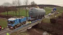 Kleine Ortschaften und schmale Landstra&szlig;en werden bei einer Transportbreite von sieben Metern zum Nadel&ouml;hr.