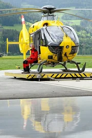 Pilot Michi (Robert Lohr) ist bereit für einen neuen Einsatz. Pilot Michi (Robert Lohr) ist bereit für einen neuen Einsatz.