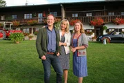 Kommissarin Danner (Katharina Abt, M.) Freund Bernhard Abel (Felix Kurmayer, l.) ist zu Gast in Rosenheim und entdeckt bei Marie (Karin Thaler, r.) das Landleben, was nicht ohne Folgen bleibt.