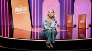 Laura Larsson sitzt im Studio ihrer Comedy-Gameshow "Neo Social Club".