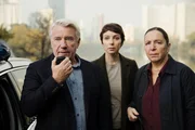 Der forensische Psychiater Paul Kressmann (J&ouml;rg Sch&uuml;ttauf, l.) hat sich bereit erkl&auml;rt, den Geiselnehmer Anton Lisky in seinem Versteck zu treffen, um ihn zum Aufgeben zu &uuml;berreden. Kommissarin Radek (Susi Stach, r.) und Karla Eckhardt (Julia Koschitz, M.) folgen gebannt dem Geschehen.