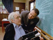 Detective Goren (Vincent D'Onofrio, r.) verd&auml;chtigt den hilflos aussehenden Star-Physiker John Manotti (Austin Pendleton).