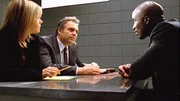 Detective Alexandra Eames (Kathryn Erbe) und Detective Robert Goren (Vincent D'Onofrio, M.) verh&ouml;ren den Chauffeur Dave (Mike Colter). Hat er etwas mit dem Mord an einem Richter zu tun?  Die Verwendung des sendungsbezogenen Materials ist nur mit dem Hinweis und Verlinkung auf TVNOW gestattet.