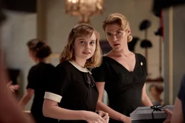 Lisa (Angourie Rice, l.); Fay (Rachael Taylor, r.)