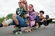 Einige Mitglieder des Berliner Jam Skate Clubs beim Training auf dem Tempelhofer Feld &ndash; das ehemalige Rollfeld wird heute gerne von den Skatern genutzt.
