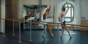 Aurore (Hortense De Gromard) und Valentin (Adrien Dewitte) folgen weiterhin ihrem Ziel, beim renommierten Ballettwettbewerb in Varna antreten zu k&ouml;nnen. Sie m&uuml;ssen alles geben, denn die Anforderungen sind hoch und die Konkurrenz schl&auml;ft nicht.