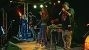 Jana (links) bei ihrem ersten Auftritt mit der Hip-Hop Band Loop Roots im Soundcafe in M&uuml;nchen