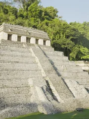Landschaft des Tempels der Inschriften (Au&szlig;enansicht des Grabes von K&ouml;nig Pakal). Kleinerer Tempel XIII (Grab der Roten K&ouml;nigin) zu seiner Rechten (mit strohgedecktem Eingang).