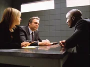 Detective Alexandra Eames (Kathryn Erbe) und Detective Robert Goren (Vincent D'Onofrio, M.) verh&ouml;ren den Chauffeur Dave (Mike Colter). Hat er etwas mit dem Mord an einem Richter zu tun?