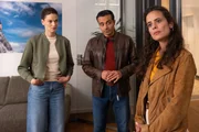 Hauptkommissarin Beck (Michaela Weingartner, l.) und Kommissar Kaya (Baran H&ecirc;v&icirc;, M.) befragen Tina Sell (Maya Haddad, r.), die als Fotografin f&uuml;r das Bergsteigermagazin des Opfers arbeitet.