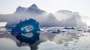 Unz&auml;hlige frisch gekalbte Eisberge verstopfen im Sommer die Gew&auml;sser vor der Westk&uuml;ste Gr&ouml;nlands. Das Schmelzen des Gr&ouml;nl&auml;ndischen Eisschildes tr&auml;gt derzeit haupts&auml;chlich zum Anstieg des Meeresspiegels bei.
