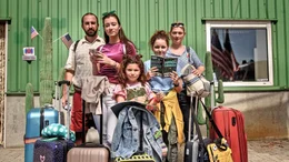 Jip (Layla Zara Seme, Mi.) und ihre Familie ist in Amerika angekommen und wartet auf ihren Miet-Camper.