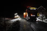 A snow plough slid on ice on a narrow road and ended in the ditch, Jo Roger wants to finish the rescue quickly so the truck can get back on the road to make it safe for other drivers.