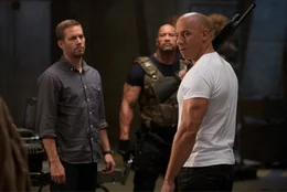 Brian (Paul Walker, l.), Hobbs (Dwayne "The Rock" Johnson, M.) und Dom (Vin Diesel) konnten Shaw zwar endlich festnehmen, doch der hat noch ein Ass im &Auml;rmel und erpresst seine Freiheit...
