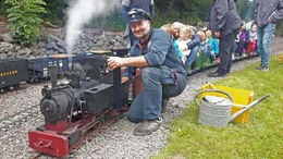 L&auml;sst Kinderherzen h&ouml;her schlagen: eine Fahrt mit der Miniatur-Dampflok.
