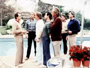 Cody (Perry King, 3.v.li.) und Nick (Joe Penny, Mi.) befinden sich in eine unangenehmen Situation: Der Gangster Rick (Robert Desiderio, li.) zwingt die beiden Detektive, seine Frau Tina zu suchen.